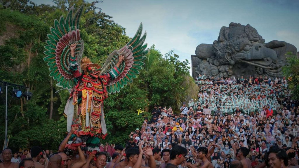 kecak dance garuda wisnu kencana