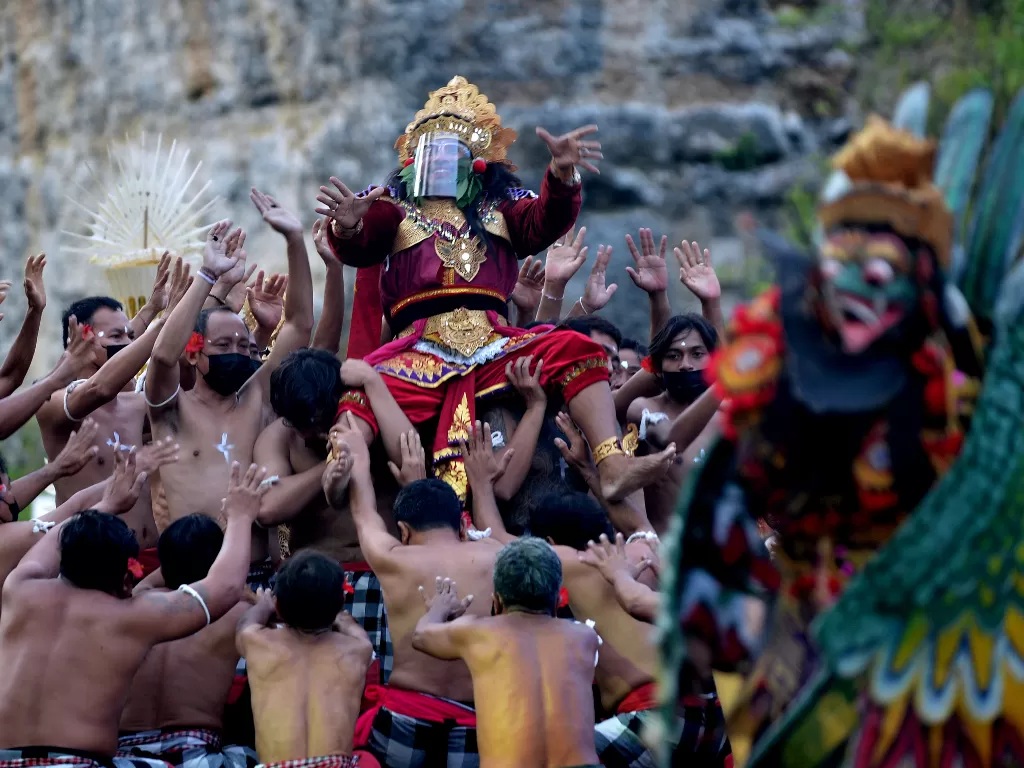 kecak dance garuda wisnu kencana